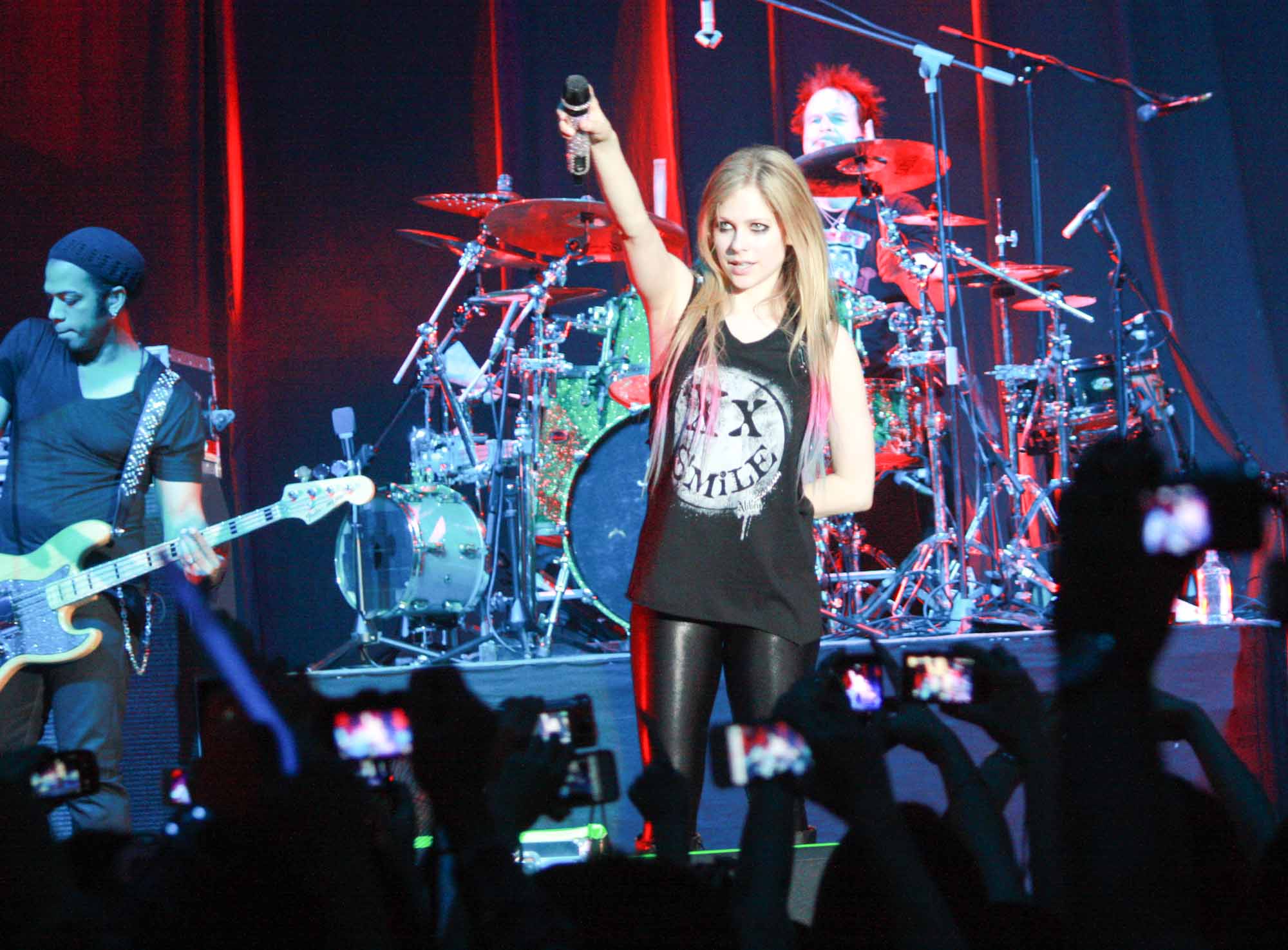 Рок концерты 24. Платье на рок концерт. Девушка на рок концерте. Avril Lavigne Black Star Tour. Рок концерт в Красном платье.